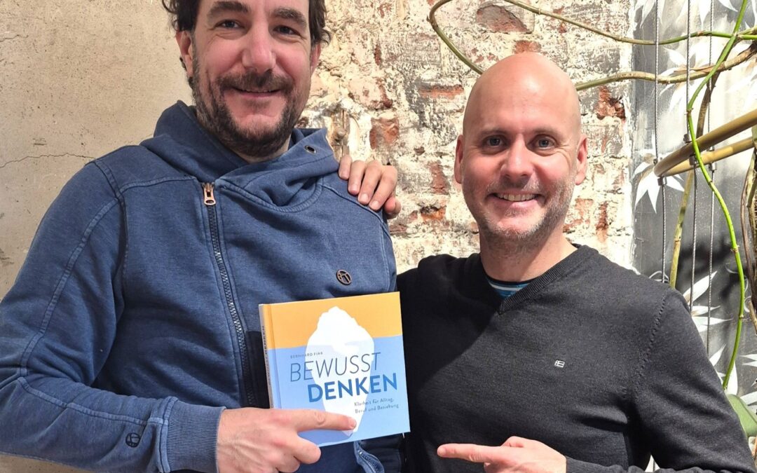 Bild mit Philipp Pichler und Bernhard Fink, die das Buch in der Hand halten