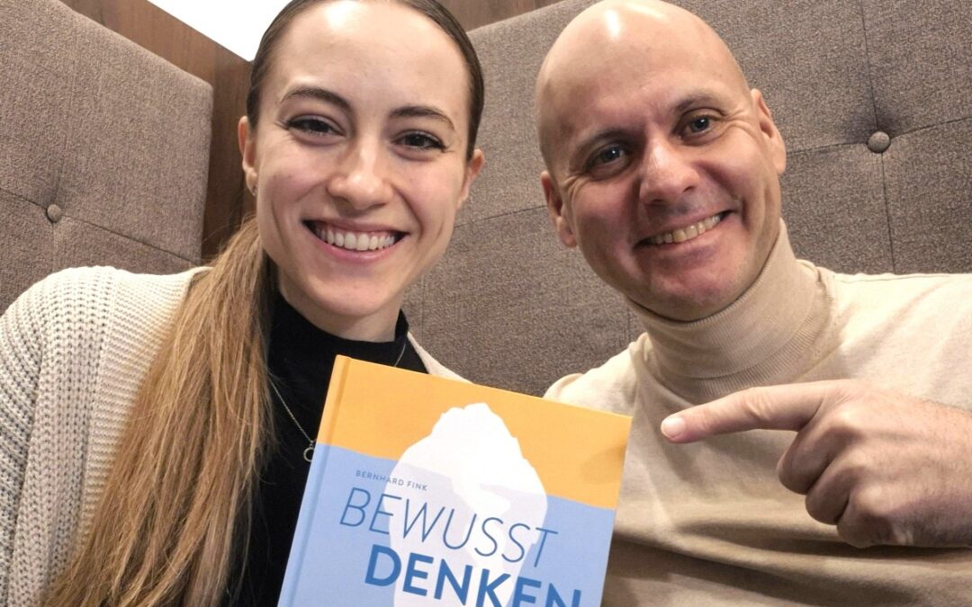 Bild mit Anastasia Podverbnii und Bernhard Fink, die das Buch in der Hand halten
