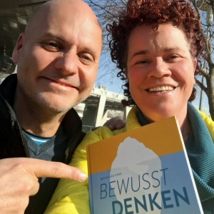 Bild mit Katharina Heger und Bernhard Fink, die das Buch in der Hand halten