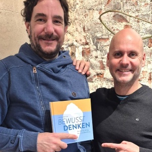 Bild mit Philipp Pichler und Bernhard Fink, die das Buch in der Hand halten